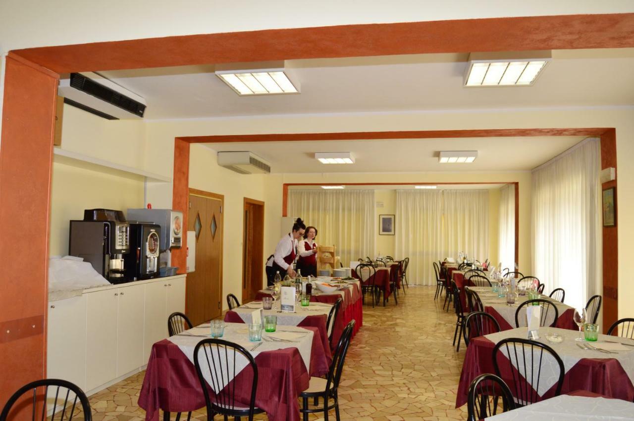 Hotel Perla سينِغاليا المظهر الخارجي الصورة